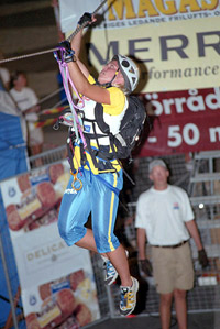City Challenge  2002 - struggling on the rope on Sergels Torg in Stockholm  @ Mats Andrén foto@wombat.to 